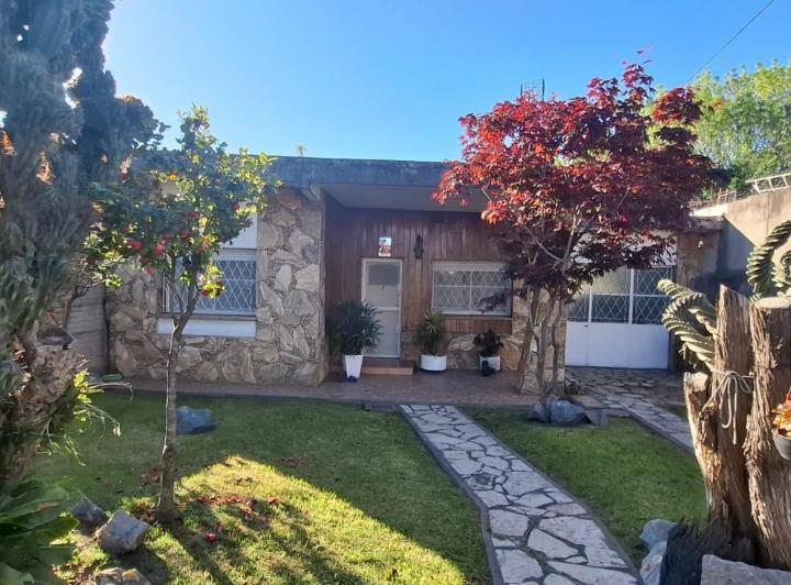 Casa · 200m² · 5 Ambientes · 4 Cocheras