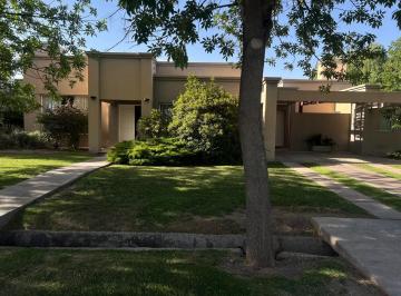 Casa · 200m² · 8 Ambientes · 2 Cocheras · Venta de Exclusiva Propiedad de Lujo en El Barrio Pueyrredon, Chacras de Coria, Luján de Cuyo.