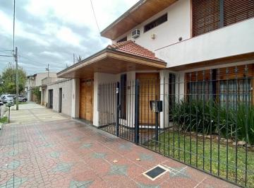 Casa · 185m² · 5 Ambientes · 2 Cocheras · Casa Chalet en Venta en Quilmes Oeste, Quilmes, G. B. a. Zona Sur