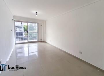 Departamento de 3 ambientes, Parque Avellaneda · Departamento en Alquiler 3 Amb con Balcón Al Frente - Parque Avellaneda
