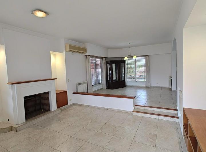 Casa · 220m² · 6 Ambientes · 1 Cochera