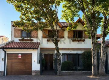 Casa · 267m² · 6 Ambientes · 1 Cochera · Casa de 4 Dorm. con Parrilla, Jardin y Pileta