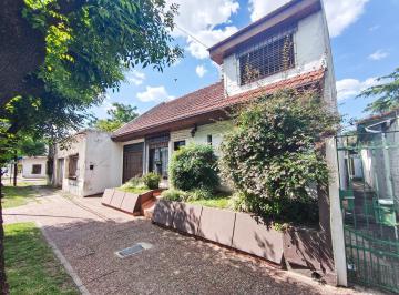 Casa · 170m² · 4 Ambientes · 2 Cocheras · Casa Lista Para Mudarse con Ambientes Amplios y Luminosos