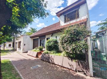 Casa · 170m² · 4 Ambientes · 2 Cocheras · Casa Lista Para Mudarse con Ambientes Amplios y Luminosos