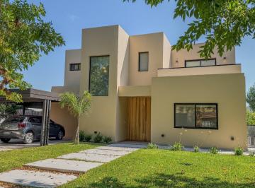 Casa · 158m² · 5 Ambientes · 5 Cocheras · Casa en Venta en Santa Guadalupe
