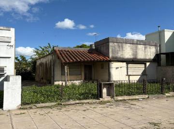 Casa de 3 ambientes, La Plata · Lote - Casa en Ventaa Reciclar o Demolerubicado en 32 E/ 136 y 137