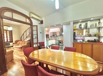 Casa · 188m² · 7 Ambientes · 1 Cochera · Casa de Tres Dorm. con Terraza y Cochera en Barrio Centro Rio de Rosario