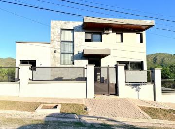 Casa · 230m² · 5 Ambientes · 3 Cocheras · Casa en Venta 3 Dorm., 3 Baños, Pileta, cochera, Vista, Villa Carlos Paz