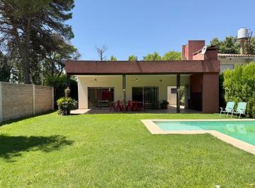 Casa · 115m² · 4 Ambientes · 1 Cochera · Casa en Pueblo Esther