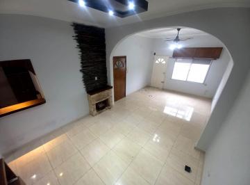 Casa · 140m² · 4 Ambientes · 1 Cochera · Casa Dos Plantas de Tres Dorm.