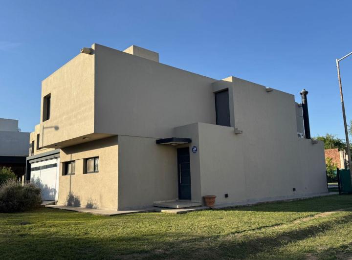 Casa · 200m² · 5 Ambientes · 2 Cocheras