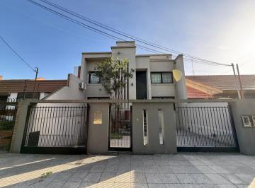 Casa · 400m² · 6 Ambientes · 3 Cocheras · Casa en Venta en Haedo