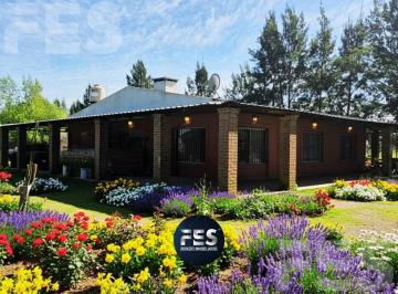 Quinta vacacional · 130m² · 4 Ambientes · 2 Cocheras · En Venta 1ha con Vivienda y Galpon Apto Credito Ideal Para Desarrollo Turistico o Loteo a La Venta