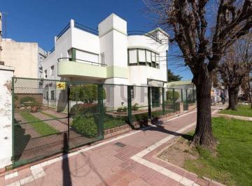 Oficina comercial · 209m² · 10 Ambientes · 1 Cochera · Venta Policonsultorio en Ramos Mejía - Acepta Permuta