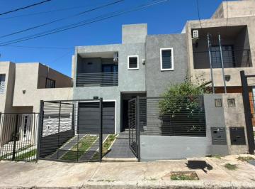 Casa · 153m² · 3 Dormitorios · 1 Cochera · Duplex de 3 Dorm. a La Venta