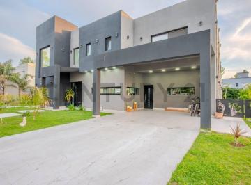 Casa · 340m² · 7 Ambientes · 4 Cocheras · Venta Casa 6 Ambientes con Piscina, Quincho y Jacuzzi | Barrio Cerrado La Cesarina, General Rodrígue
