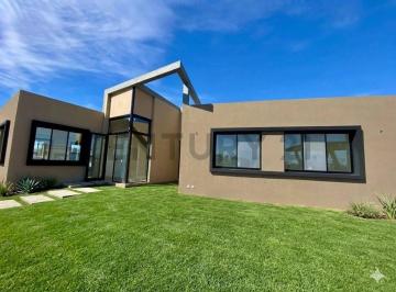 Casa · 170m² · 4 Ambientes · 1 Cochera · Venta Casa 4 Ambientes con Parque | Barrio Norte - Tres Pinos, General Rodríguez - Acepta Permuta