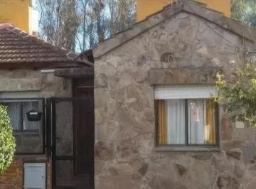Casa · 90m² · 4 Ambientes · 1 Cochera · Casa en Venta - 3 Dorm. 1 Baño 1 Cochera - 300 m² - Jeppener, Coronel Brandsen