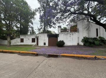 Casa · 180m² · 3 Ambientes · 1 Cochera · Venta Casa Excelente Zona Financiacion