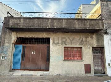 Casa · 114m² · 3 Ambientes · 2 Cocheras · Venta Casa 3 Ambientes a Refaccionar con Parque y Terraza | Caseros Norte – Acepta Permuta