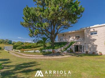 Casa · 257m² · 6 Ambientes · 4 Cocheras · Chalet en El Alfar. Impecable. Gran Potencial.
