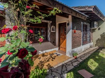 Casa · 157m² · 4 Ambientes · 1 Cochera · Gran Casa 4 Amb. en Lote Propio C/jardín - Piscina - 3 Cocheras