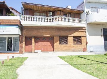 Casa · 163m² · 4 Ambientes · 1 Cochera · Casa Al Frente con Garage Taller | 3 Dorm. | Parque | Instalaciones a Nuevo |