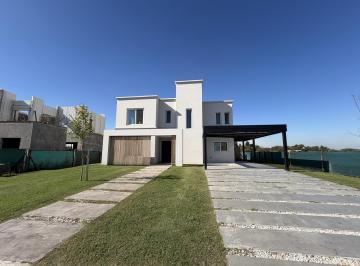 Casa · 217m² · 5 Ambientes · 2 Cocheras · Casa en Venta en Barrio Cerrado Village Joven - Bella Vista