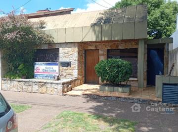 Casa · 95m² · 3 Ambientes · Chalet 3 Amb Gran Fondo Ideal Para Refaccionar Cerca de La Estacion.