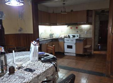 Casa · 95m² · 3 Ambientes · Chalet 3 Amb Gran Fondo Ideal Para Refaccionar Cerca de La Estacion.