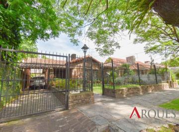 Casa · 237m² · 4 Ambientes · 7 Cocheras · Venta Chalet en Zona Residencial con Amplio Jardín