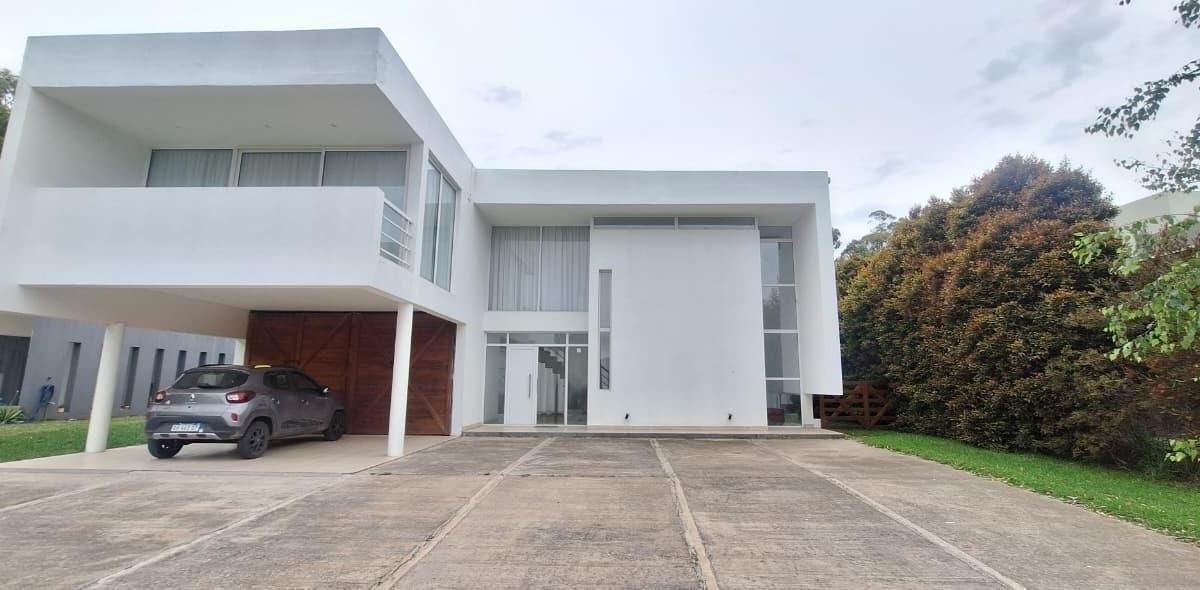 Casa 4 amb, 822m² con cochera en Barrio Privado Rumencó