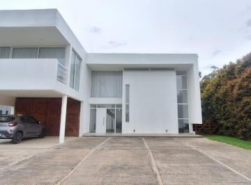 Casa · 822m² · 5 Ambientes · 2 Cocheras · Casa en Venta Barrio Rumenco