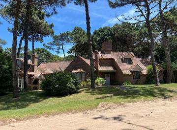 Casa · 200m² · 5 Ambientes · 1 Cochera · Casa en Pinamar Norte