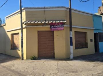Local comercial de 5 ambientes, Berisso · Casa con Local Comercial en Esquina de Alto Tránsito en Berisso (No Apto Crédito)