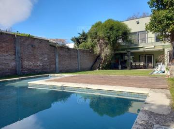 Casa · 322m² · 5 Ambientes · 5 Cocheras · Casa Chalet en Venta en Olivos, Vicente López, G. B. a. Zona Norte
