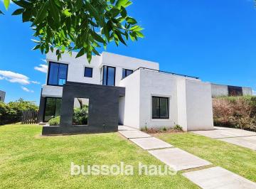 Casa · 266m² · 6 Ambientes · 3 Cocheras · Casa en Venta a Estrenar con Vista Al Golf en El Barrio Cantón - Escobar