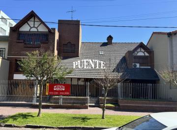 Casa · 400m² · 7 Ambientes · 4 Cocheras · Casa en Banfield Oeste
