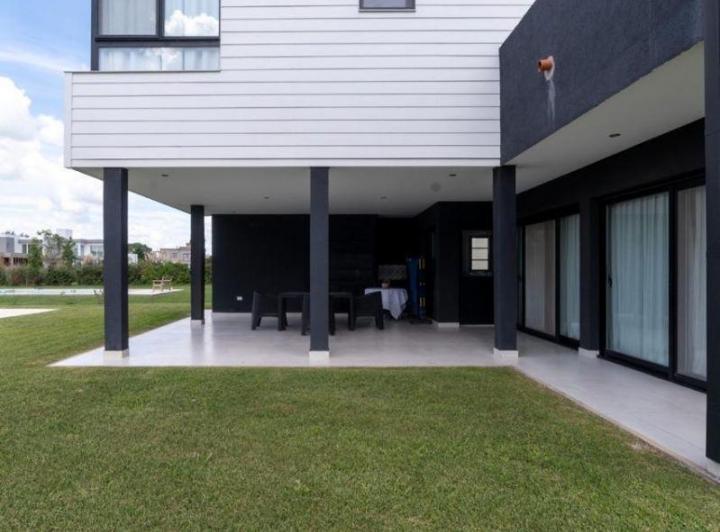 Casa · 200m² · 4 Ambientes · 1 Cochera