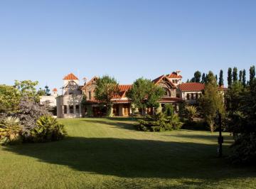 Casa · 56000m² · 5 Dormitorios · 4 Cocheras · Casa en Venta en Vistalba