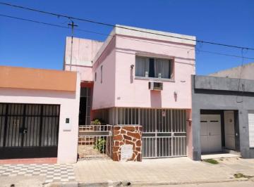 Casa · 192m² · 5 Ambientes · 1 Cochera · Casa Centrica de Cuatro Dorm., con Cochera y Jardin - Apta Credito