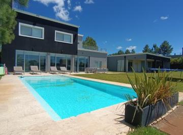 Casa · 450m² · 8 Ambientes · 4 Cocheras · Casa en Alquiler Temporal en Costa Esmeralda