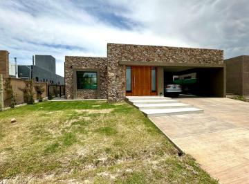 Casa de 4 ambientes Venta USD 320.000 · Casa en Venta en Barrio Lar de Vieytes III