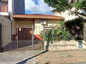 RUR-RRU-250_2 · Casa Para Dos Familias a La Venta en Lanús! Buena Zona y Precio!