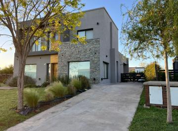 Casa · 205m² · 6 Ambientes · 3 Cocheras · Casa de Dos Plantas en San Sebastian