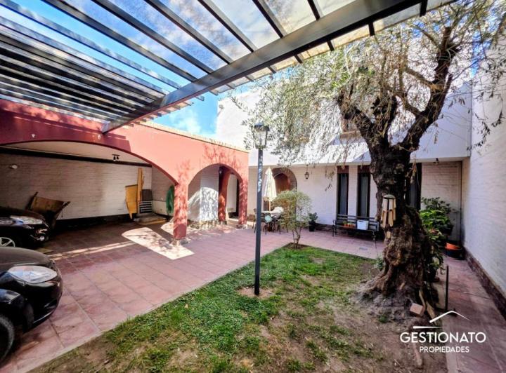 Casa · 250m² · 5 Ambientes · 5 Cocheras