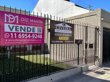 PH de 3 ambientes, Lanús · Venta PH de 3 Ambientes con 270 m², Al Frente - Cochera, Jardín, Patio y Terraza