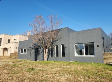 Casa · 140m² · 4 Ambientes · 2 Cocheras · Casa en Area 2. San Sebastián