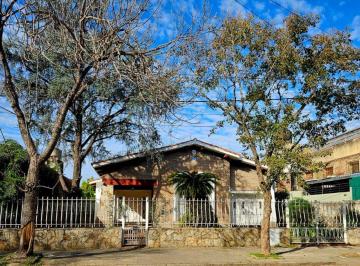 Casa de 8 ambientes, Rosario · Casa en Venta Alem 3100 - Tipo Chalet, con Gran Quincho y Hermoso Jardín