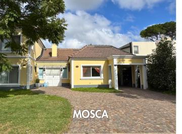 Casa · 200m² · 4 Ambientes · 2 Cocheras · Casa en El Casco de Moreno